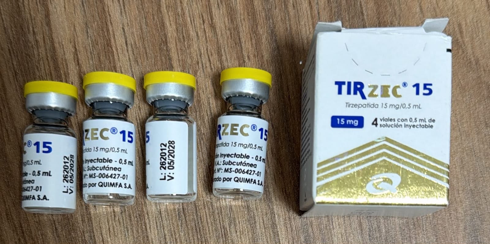 Frascos de tirzepatida 15 mg com lote e validade ao lado da caixa original
